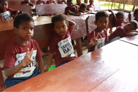Rythm 5 children sitting at a table posing for the camera